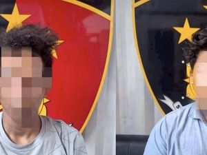 4 Remaja Surabaya Tawuran Bawa Sajam hingga Molotov Jadi Tersangka 4 Remaja Surabaya Tawuran Bawa Sajam hingga Molotov Jadi Tersangka