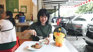 Seru! YouTuber Ria SW Kalap Kulineran di Pasar Bintaro