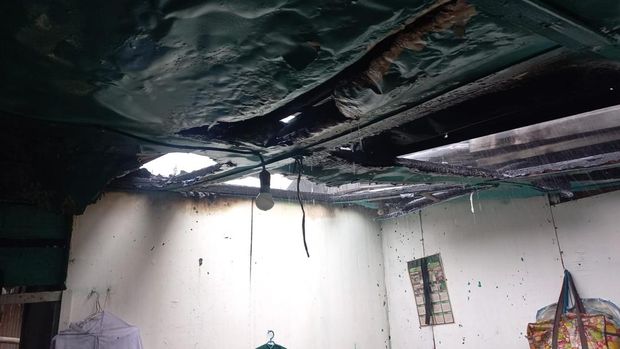 Rumah kontrakan di Cakung, Jakarta Timur (Jaktim), hangus dilalap api pagi tadi. Api membara dipicu cekcok keluarga. (dok Damkar Jakarta)