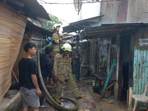 4 Fakta Rumah di Cakung Dilalap Api Akibat Cekcok Keluarga 4 Fakta Rumah di Cakung Dilalap Api Akibat Cekcok Keluarga