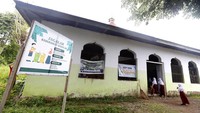 Sekolah Rusak Imbas Banjir, Siswa SD Bone Raya Belajar di Masjid