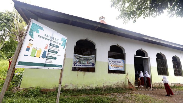 Kisah Pilu di Balik Banjir, Murid SD Bone Raya Terpaksa Sekolah di Masjid