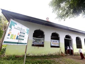 Sekolah Rusak Imbas Banjir, Siswa SD Bone Raya Belajar di Masjid