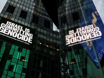 Seruan Boikot Sepak Bola Israel Menggema di Times Square AS