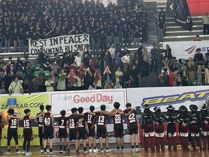 Momen Haru Laga DBL Solo, Siswa Muhammadiyah 1 Kenang Mendiang Pelatih-Guru Momen Haru Laga DBL Solo, Siswa Muhammadiyah 1 Kenang Mendiang Pelatih-Guru