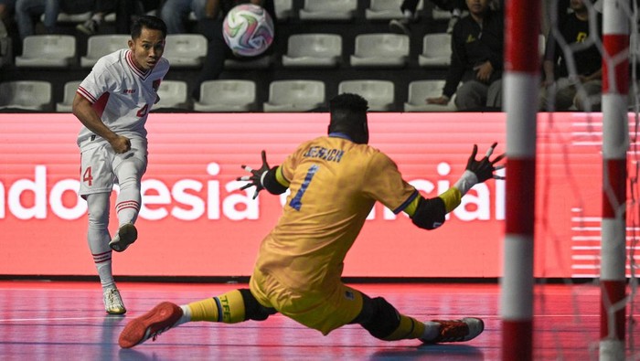 Pemain Timnas Futsal Indonesia Mochammad Iqbal (kiri) melakukan tendangan ke arah gawang yang dijaga penjaga gawang Timnas Futsal Tanzania Derick Charles (kanan) pada turnamen AQUA Futsal Four Nations Cup 2025 di GBK Basket Hall, Senayan, Jakarta, Kamis (18/9/2025). ANTARA FOTO/Fauzan/bar