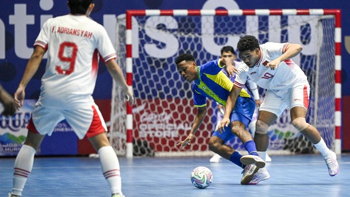 Pemain Timnas Futsal Indonesia Novrianto Soumilena (kanan) berebut bola dengan pemain Timnas Futsal Tanzania Sharif Khamis (kedua kanan) pada turnamen AQUA Futsal Four Nations Cup 2025 di GBK Basket Hall, Senayan, Jakarta, Kamis (18/9/2025). Timnas Futsal Indonesia menang dengan skor 7-1. ANTARA FOTO/Fauzan/bar