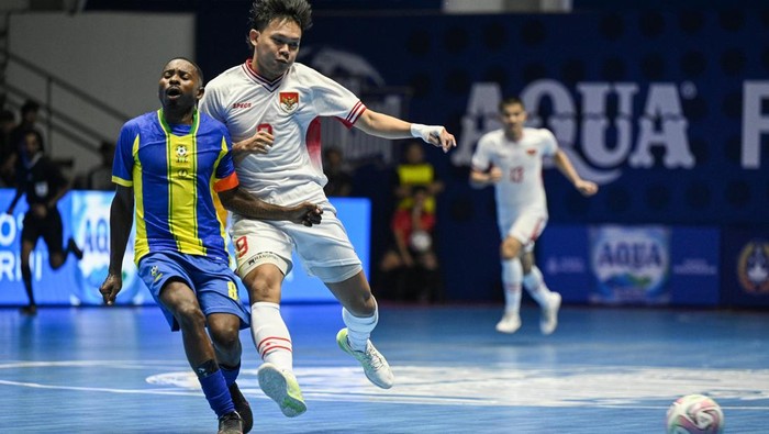 Timnas Futsal Indonesia Libas Tanzania 7-1 di Four Nations Cup 2025 Pemain Timnas Futsal Indonesia Firman Ardiansyah (kanan) berebut bola dengan pemain Timnas Futsal Tanzania Awadh Salum Juma (kiri) pada turnamen AQUA Futsal Four Nations Cup 2025 di GBK Basket Hall, Senayan, Jakarta, Kamis (18/9/2025). Timnas Futsal Indonesia menang dengan skor 7-1. ANTARA FOTO/Fauzan/bar