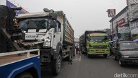 Evakuasi Truk Ringsek di Jalan Dewi Sartika Ciputat