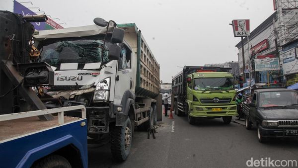 Evakuasi Truk Ringsek di Jalan Dewi Sartika Ciputat