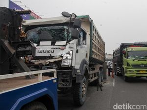 Evakuasi Truk Ringsek di Jalan Dewi Sartika Ciputat