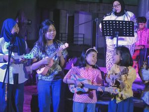 Asiknya Main Ukulele, Tua Muda Jadi Satu!