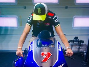 Momen Valentino Rossi Lihat Langsung Motor MotoGP Yamaha Bermesin V4 Momen Valentino Rossi Lihat Langsung Motor MotoGP Yamaha Bermesin V4