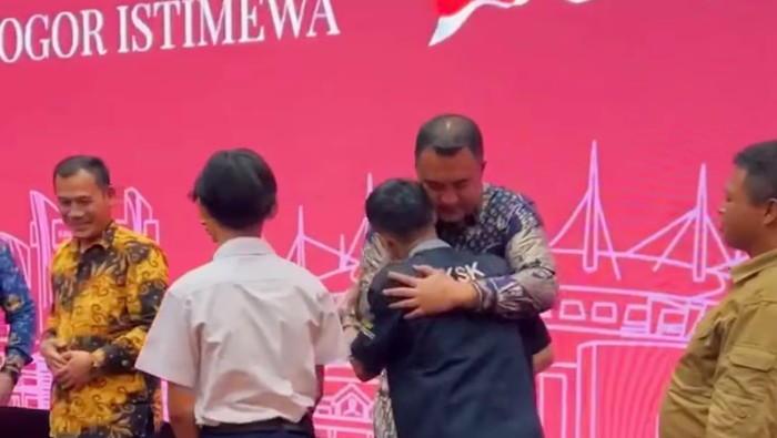 Kisah Haru di Bogor, Kakak Beradik Tukar Seragam Demi Sekolah