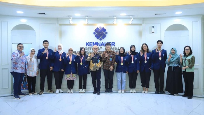 Kisah Inspiratif, 8 Mahasiswa Politeknik Ketenagakerjaan Borong Piala di IPEC 2!