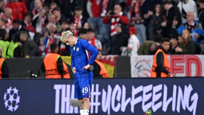 Soccer Football - UEFA Champions League - Bayern Munich v Chelsea - Allianz Arena, Munich, Germany - September 17, 2025 Chelseas Alejandro Garnacho looks dejected after the match REUTERS/Angelika Warmuth     TPX IMAGES OF THE DAY