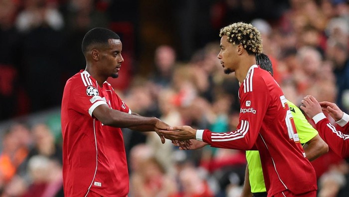 Soccer Football - UEFA Champions League - Liverpool v Atletico Madrid - Anfield, Liverpool, Britain - September 17, 2025 Liverpools Hugo Ekitike comes on as a substitute to replace Alexander Isak Action Images via Reuters/Andrew Boyers