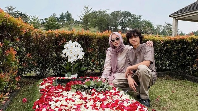 Berita Seputar Selebriti Insertlive Terkini : Beri Ucapan Ultah di Makam, Ini Pesan BCL untuk Mendiang Ashraf Sinclair