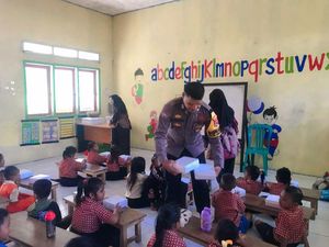 Kisah Bripka Hamzah 15 Tahun Layani dan Bantu Warga Pulau Terdepan Sulteng