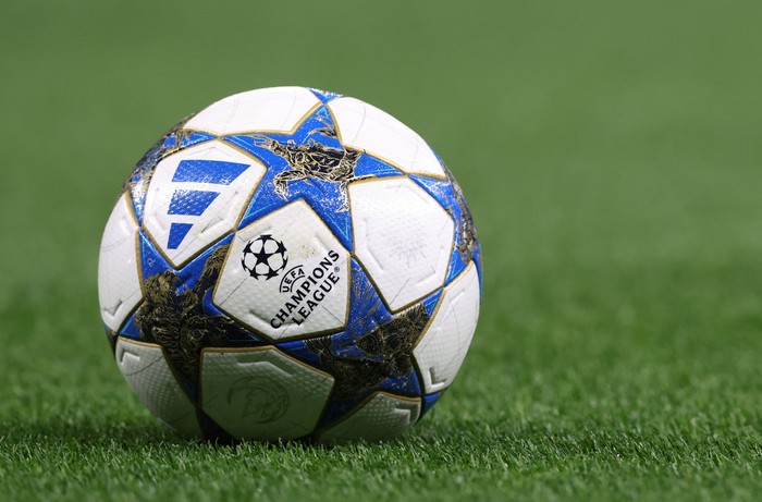 Soccer Football - UEFA Champions League - Tottenham Hotspur v Villarreal - Tottenham Hotspur Stadium, London, Britain - September 16, 2025 General view of a UEFA Champions League match ball on the pitch during the warm up before the match REUTERS/David Klein