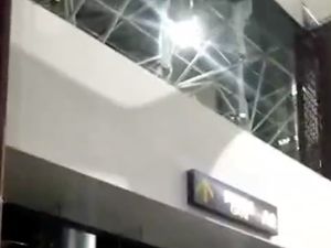 Penampakan Kaca Berserakan di Bandara Nabire Dampak Gempa M 6,5 Penampakan Kaca Berserakan di Bandara Nabire Dampak Gempa M 6,5
