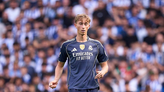 SAN SEBASTIAN, SPAIN - SEPTEMBER 13: Dean Huijsen of Real Madrid looks on during the LaLiga EA Sports match between Real Sociedad and Real Madrid CF at Reale Arena on September 13, 2025 in San Sebastian, Spain. (Photo by Pablo Rodriguez/Quality Sport Images/Getty Images)