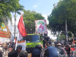 Demo Masyarakat Pati Bersatu Minta Gerindra Lengserkan Bupati Sudewo