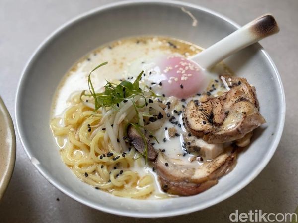 Di Sini Ada Dry Ramen Nyemek dan Ramen Paitan Enak
