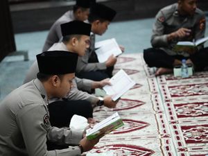 Humas Polri Gelar Khataman Al-Quran dan Doa Bersama di Jumat Berkah Humas Polri Gelar Khataman Al-Quran dan Doa Bersama di Jumat Berkah