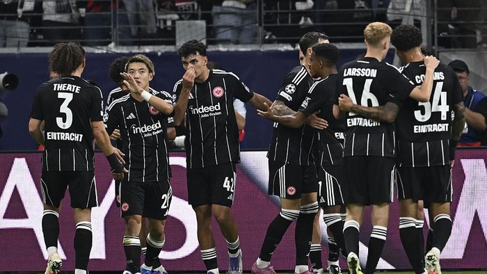FRANKFURT, GERMANY - SEPTEMBER 18: Can Uzun (42) of Eintracht Frankfurt celebrates with his team mates after scoring a goal during the UEFA Champions League match between Eintracht Frankfurt and Galatasaray at Deutsche Bank Park in Frankfurt, Germany, on September 18, 2025. (Photo by Halil Sagirkaya/Anadolu via Getty Images)