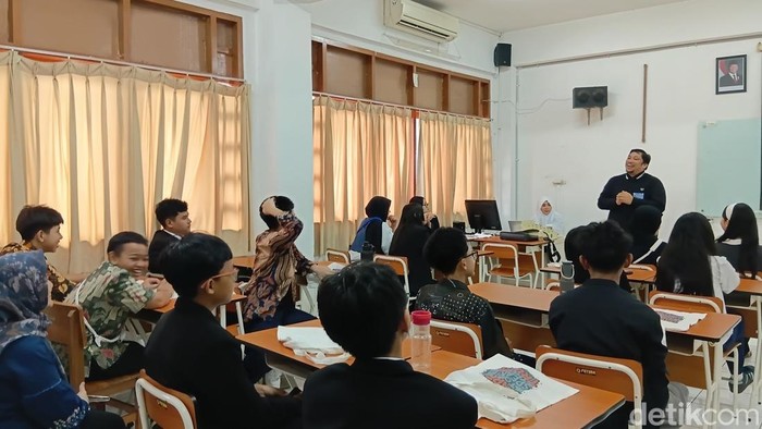 Kisah Inspiratif, Orang Tua Jadi Guru Terbaik untuk Anak, Ajarkan Tata Negara Sampai Fashion!