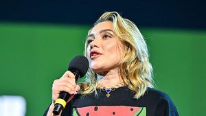 5 Gaya Florence Pugh saat Dukung Palestina, Pakai Sweater Semangka