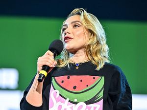 5 Gaya Florence Pugh saat Dukung Palestina, Pakai Sweater Semangka 5 Gaya Florence Pugh saat Dukung Palestina, Pakai Sweater Semangka