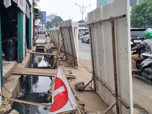Galian Selokan di Mampang Ganggu Pejalan Kaki, Ada yang Pernah Tergelincir