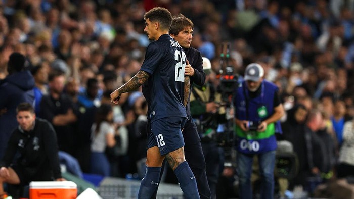 MANCHESTER, ENGLAND - SEPTEMBER 18: Giovanni Di Lorenzo of SSC Napoli leaves the pitch after receiving a red card during the UEFA Champions League 2025/26 League Phase MD1 match between Manchester City and SSC Napoli at City of Manchester Stadium on September 18, 2025 in Manchester, England. (Photo by Molly Darlington/Copa/Getty Images)