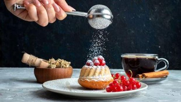 Konsumsi makanan tinggi gula, seperti permen, kue manis, atau minuman kemasan bisa mempercepat proses glycation. Saat tubuh menerima gula dalam jumlah berlebihan, gula yang tidak terpakai akan menempel pada protein.