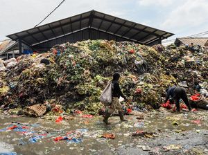 Gunungan Sampah Kembali Hantui Pasar Induk Caringin Bandung Gunungan Sampah Kembali Hantui Pasar Induk Caringin Bandung