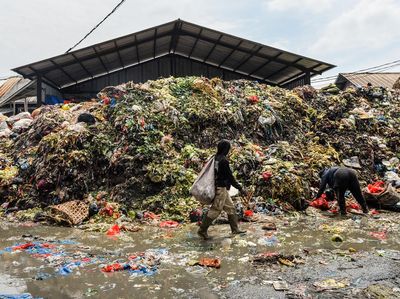 Gunungan Sampah Kembali Hantui Pasar Induk Caringin Bandung