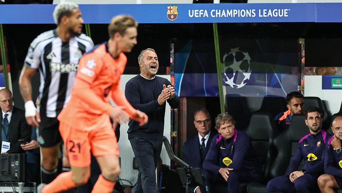 Hansi Flick (tengah berdiri) saat memberi instruksi pada para pemain Barcelona. Foto: CameraSport via Getty Images/Lee Parker - CameraSport
