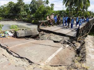 Jembatan Akses Warga di Nabire Papua Rusak Imbas Gempa M 6,6 Jembatan Akses Warga di Nabire Papua Rusak Imbas Gempa M 6,6