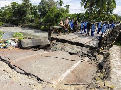 Jembatan Akses Warga di Nabire Papua Rusak Imbas Gempa M 6,6