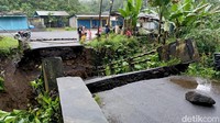 Jembatan Penghubung Antar Kecamatan di Lumajang Ambruk