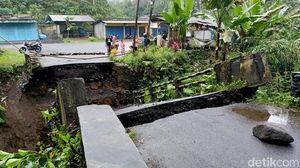 Jembatan Penghubung Antar Kecamatan di Lumajang Ambruk