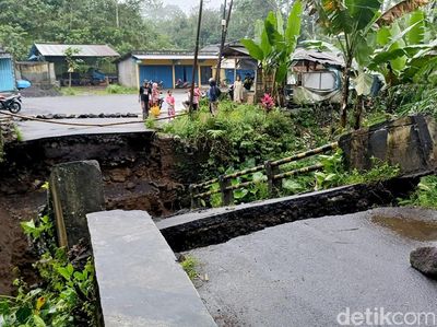 Jembatan Penghubung Antar Kecamatan di Lumajang Ambruk