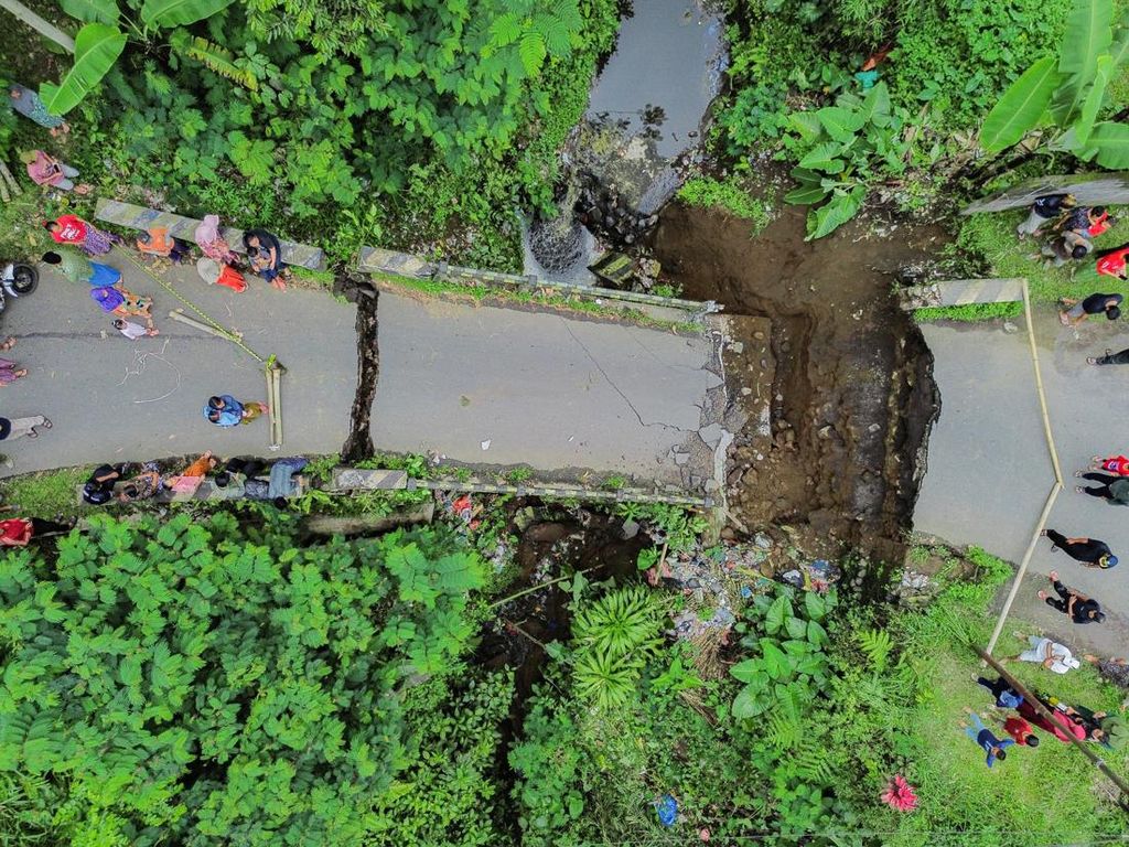 Diterjang Banjir, Jembatan Antar Kecamatan di Lumajang Putus Diterjang Banjir, Jembatan Antar Kecamatan di Lumajang Putus