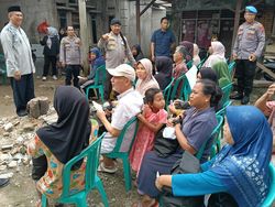 Puting Beliung Rusak 25 Rumah Warga Cikande, Polres Serang Biayai Perbaikan Puting Beliung Rusak 25 Rumah Warga Cikande, Polres Serang Biayai Perbaikan