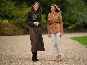 5 Gaya Matching Kate Middleton dan Melania Trump, Kompak Pakai Jaket Suede 5 Gaya Matching Kate Middleton dan Melania Trump, Kompak Pakai Jaket Suede