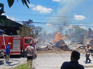 Bakar Sampah hingga Merembat ke Gudang, Mobil-4 Kambing di Gresik Hangus