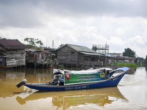 Klinik Terapung Layani Warga Pedalaman Kutai Kartanegara Klinik Terapung Layani Warga Pedalaman Kutai Kartanegara