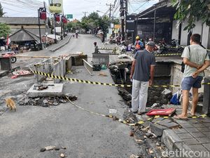 Badung Turun Tangan Perbaiki Jalan Provinsi Jebol di Kerobokan Badung Turun Tangan Perbaiki Jalan Provinsi Jebol di Kerobokan